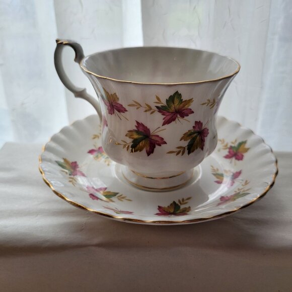 Royal Albert Canada "From Sea To Sea" Teacup & Saucer Set - Picture 3 of 5